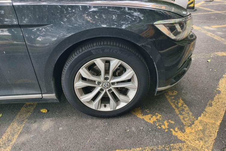 Used Volkswagen Magotan 2017 330TSI DSG Luxury Model Right Front Wheel Hub