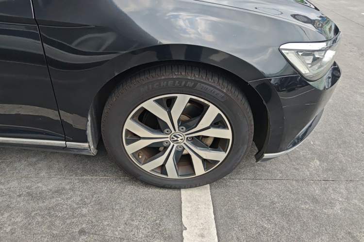 Used Volkswagen Magotan 2017 330TSI DSG Leading Model Right Front Wheel Hub