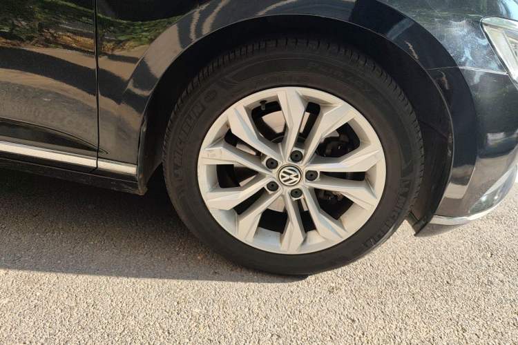 Used Volkswagen Magotan 2017 330TSI DSG Luxury Model Right Front Wheel Hub