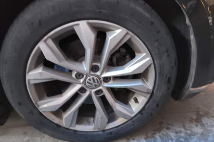 Used Volkswagen Magotan 2017 330TSI DSG Luxury Model Right Front Wheel Hub