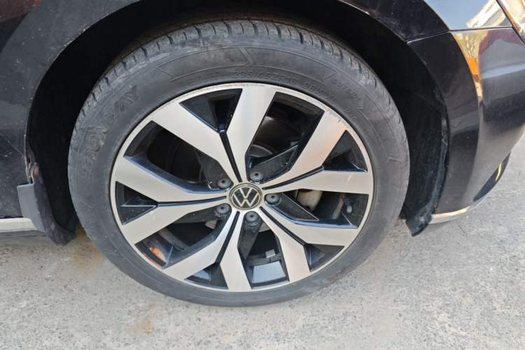 Used Volkswagen Magotan 2017 280TSI DSG Leading Edition Right Front Wheel Hub