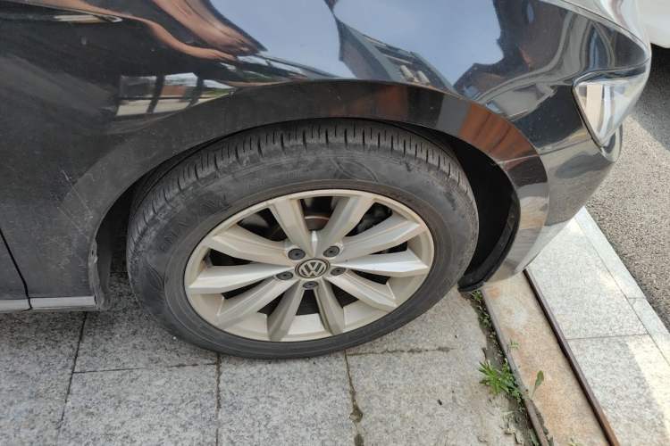 Used Volkswagen Magotan 2017 330TSI DSG Luxury Model Right Front Wheel Hub