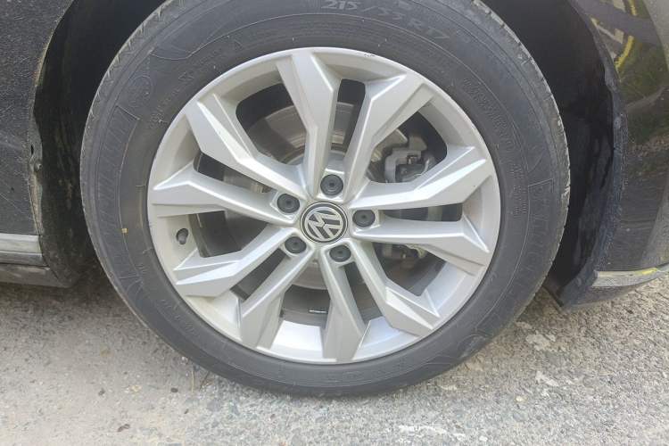 Used Volkswagen Magotan 2017 380TSI DSG Luxury Model Right Front Wheel Hub