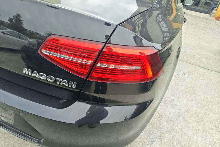Used Volkswagen Magotan 2017 330TSI DSG Luxury Model Right Rear Taillight