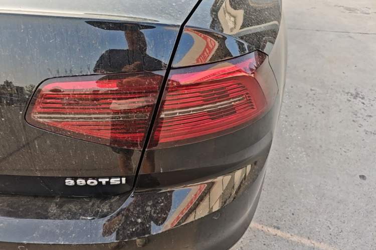 Used Volkswagen Magotan 2017 330TSI DSG Luxury Model Right Rear Taillight