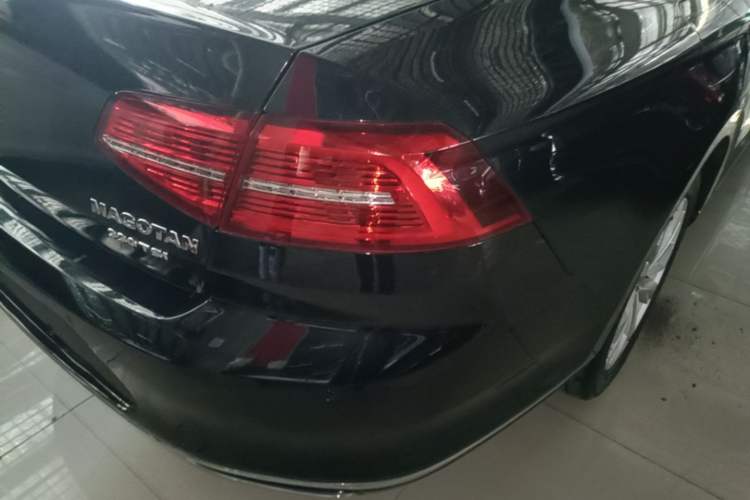Used Volkswagen Magotan 2017 330TSI DSG Luxury Model Right Rear Taillight