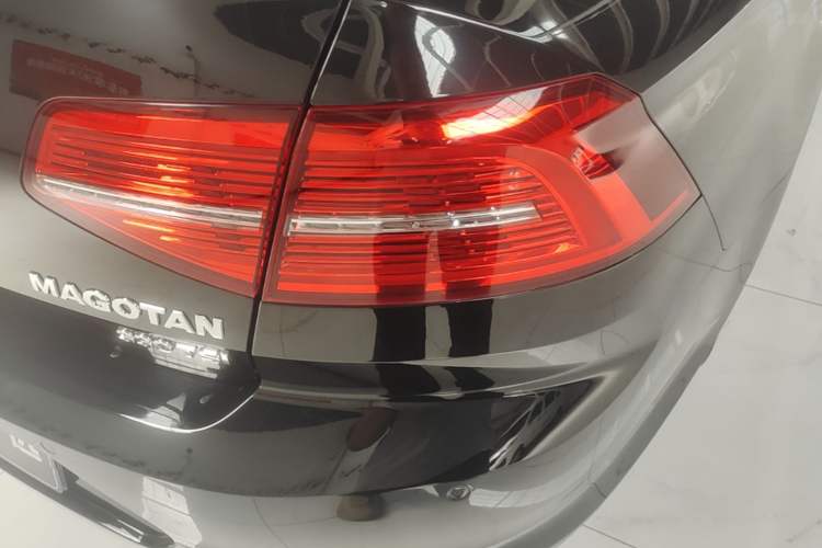 Used Volkswagen Magotan 2017 330TSI DSG Luxury Model Right Rear Taillight