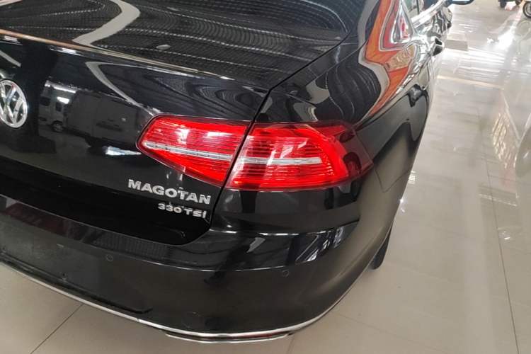 Used Volkswagen Magotan 2017 330TSI DSG Luxury Model Right Rear Taillight