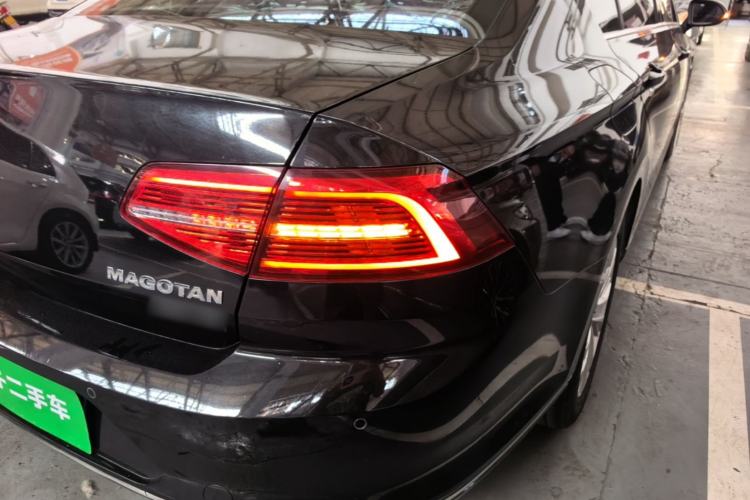 Used Volkswagen Magotan 2017 330TSI DSG Luxury Model Right Rear Taillight