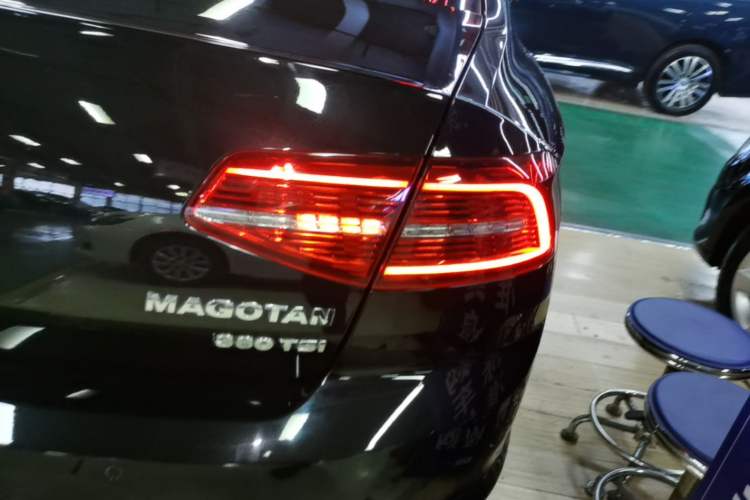 Used Volkswagen Magotan 2017 330TSI DSG Luxury Model Right Rear Taillight