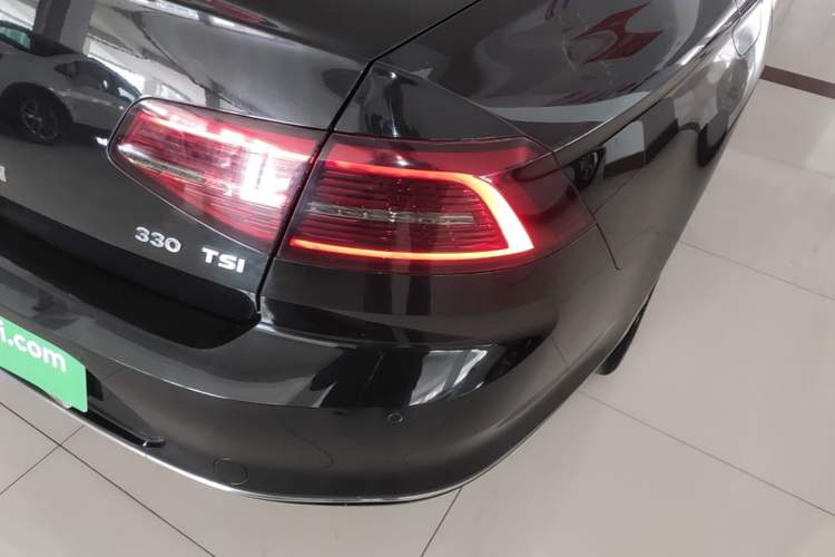 Used Volkswagen Magotan 2017 330TSI DSG Leading Model Right Rear Taillight