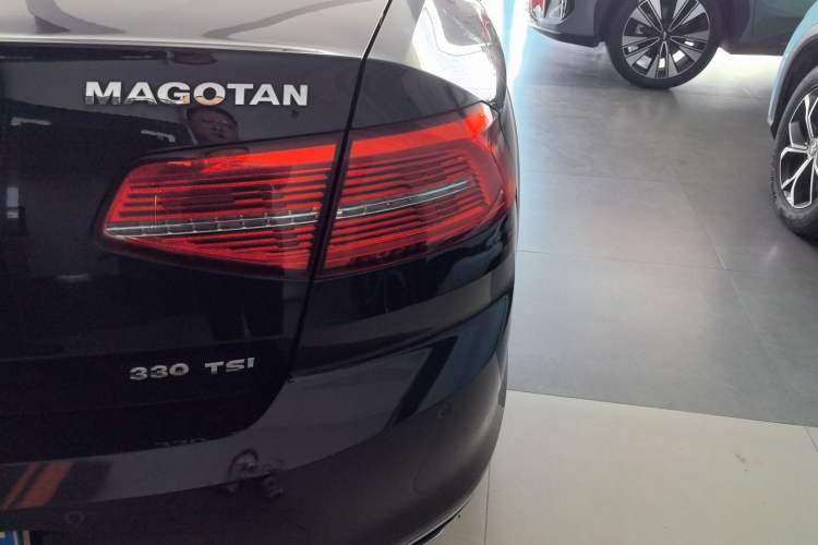 Used Volkswagen Magotan 2017 330TSI DSG Luxury Model Right Rear Taillight