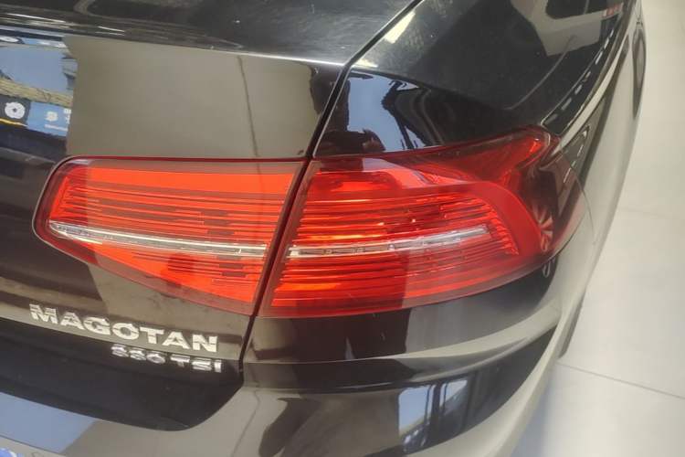 Used Volkswagen Magotan 2017 330TSI DSG Leading Model Right Rear Taillight