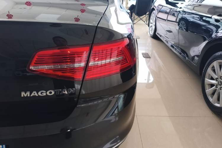 Used Volkswagen Magotan 2017 330TSI DSG Luxury Model Right Rear Taillight