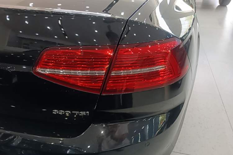 Used Volkswagen Magotan 2017 330TSI DSG Luxury Model Right Rear Taillight
