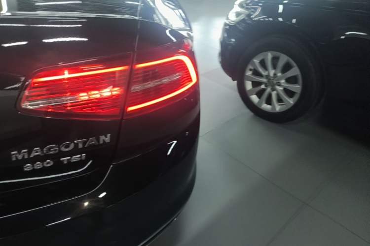 Used Volkswagen Magotan 2017 380TSI DSG Luxury Model Right Rear Taillight