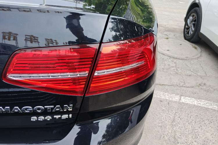 Used Volkswagen Magotan 2017 330TSI DSG Luxury Model Right Rear Taillight