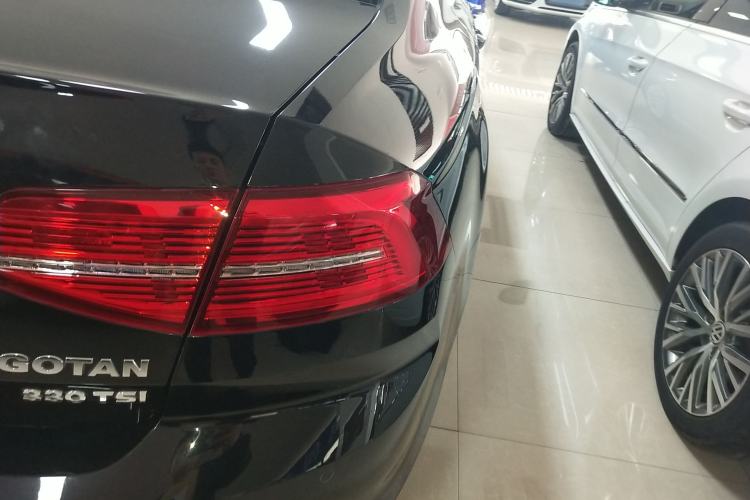 Used Volkswagen Magotan 2017 330TSI DSG Luxury Model Right Rear Taillight
