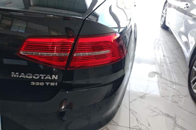 Used Volkswagen Magotan 2017 330TSI DSG Luxury Model Right Rear Taillight