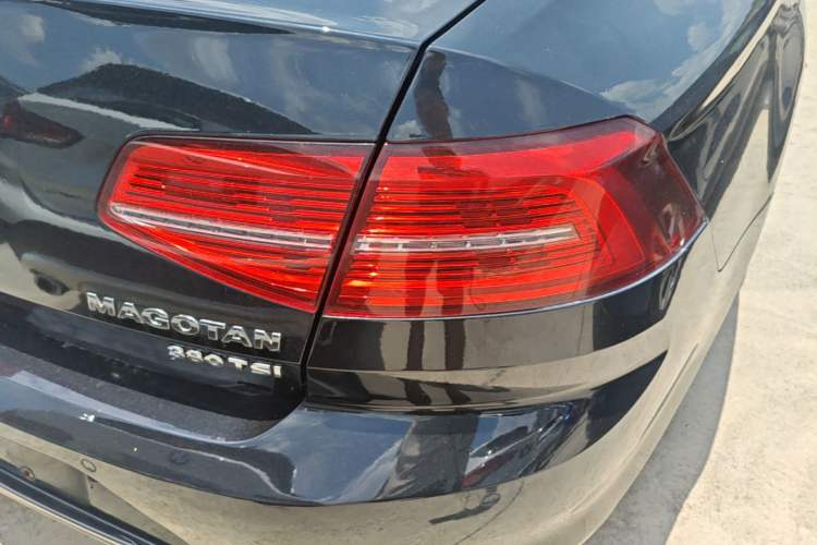 Used Volkswagen Magotan 2017 380TSI DSG Luxury Model Right Rear Taillight