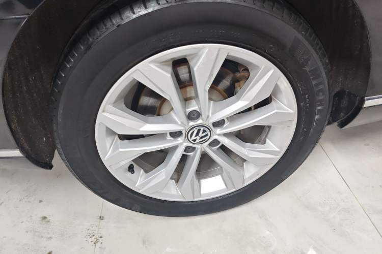 Used Volkswagen Magotan 2017 330TSI DSG Luxury Model Right Rear Wheel Hub