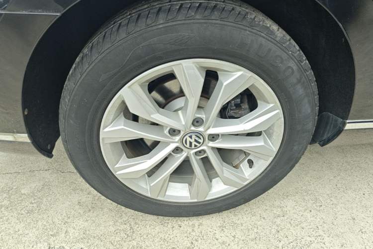 Used Volkswagen Magotan 2017 330TSI DSG Luxury Model Right Rear Wheel Hub