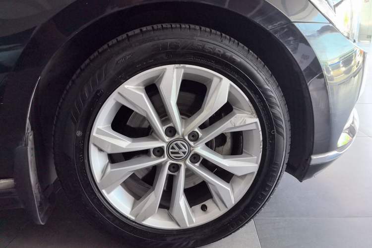 Used Volkswagen Magotan 2017 330TSI DSG Luxury Model Right Rear Wheel Hub