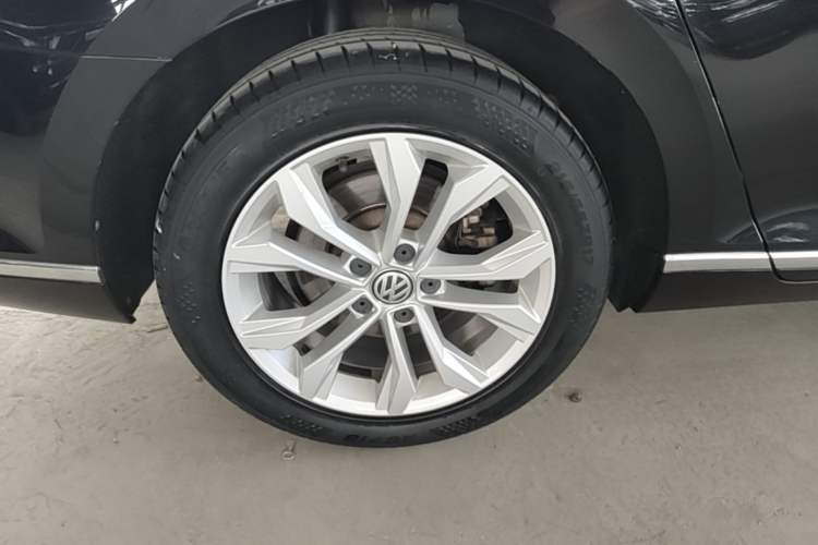Used Volkswagen Magotan 2017 330TSI DSG Luxury Model Right Rear Wheel Hub