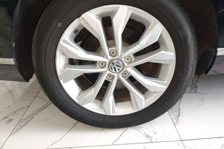 Used Volkswagen Magotan 2017 330TSI DSG Luxury Model Right Rear Wheel Hub