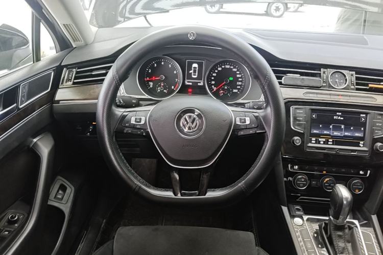 Used Volkswagen Magotan 2017 330TSI DSG Luxury Model Steering Wheel