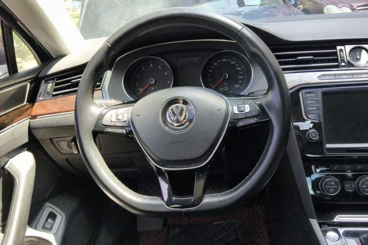 Used Volkswagen Magotan 2017 330TSI DSG Luxury Model Steering Wheel