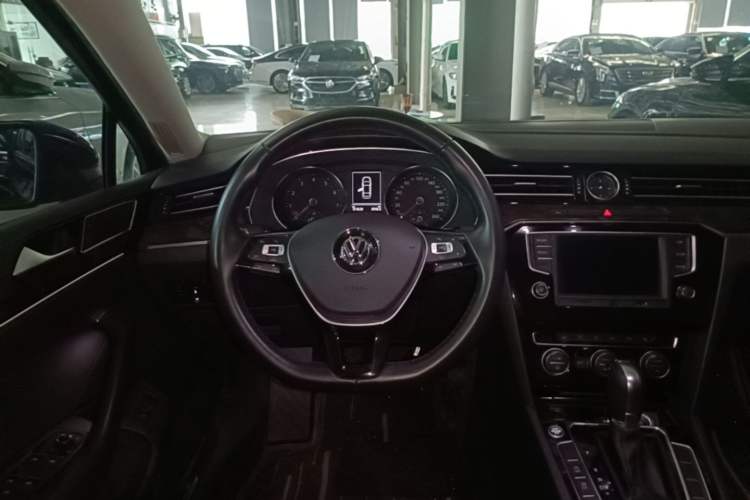 Used Volkswagen Magotan 2017 330TSI DSG Luxury Model Steering Wheel