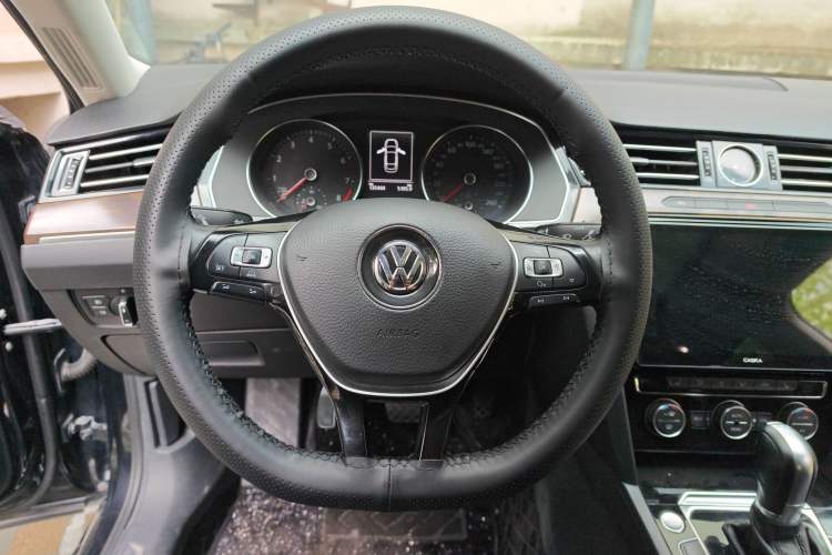 Used Volkswagen Magotan 2017 330TSI DSG Luxury Model Steering Wheel