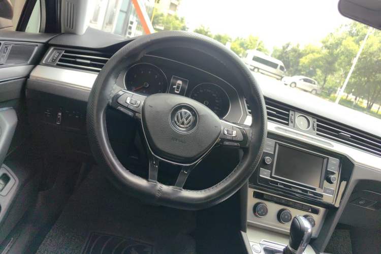 Used Volkswagen Magotan 2017 280TSI DSG Comfort Model Steering Wheel