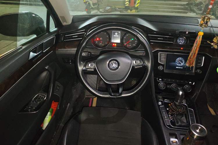 Used Volkswagen Magotan 2017 330TSI DSG Luxury Model Steering Wheel