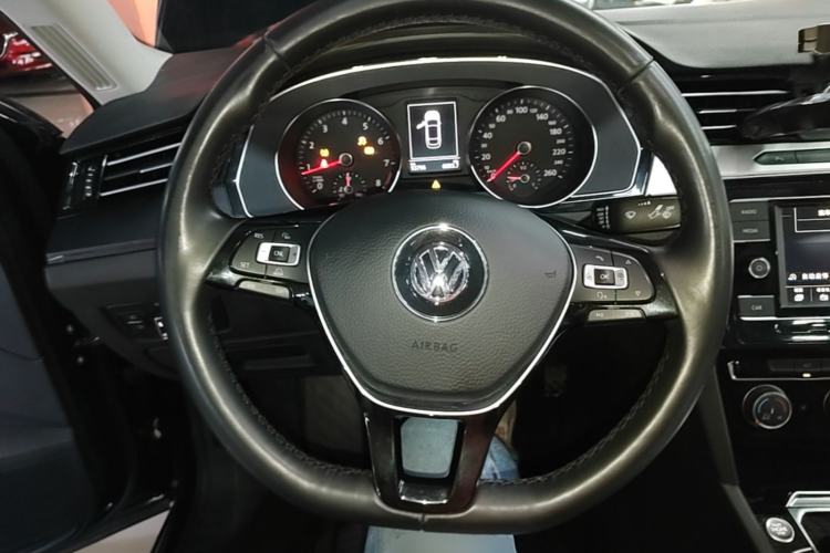 Used Volkswagen Magotan 2017 330TSI DSG Luxury Model Steering Wheel