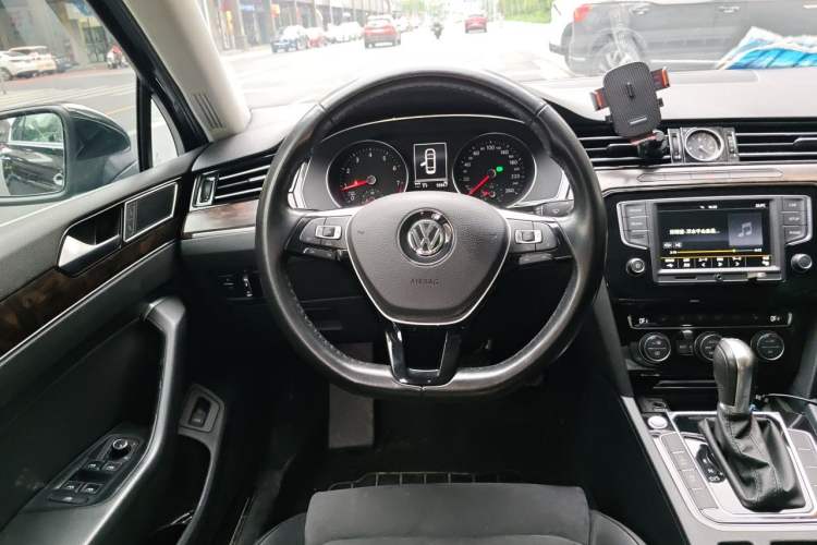 Used Volkswagen Magotan 2017 330TSI DSG Luxury Model Steering Wheel