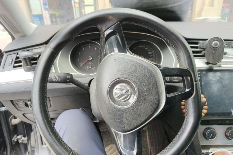 Used Volkswagen Magotan 2017 280TSI DSG Comfort Model Steering Wheel
