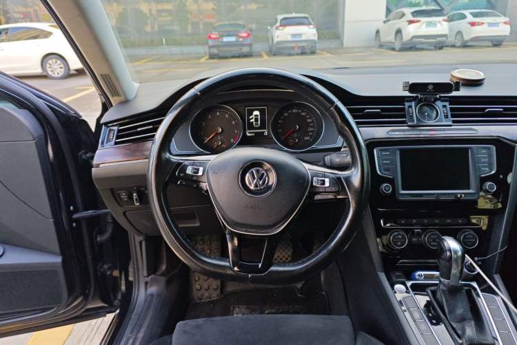 Used Volkswagen Magotan 2017 380TSI DSG Luxury Model Steering Wheel