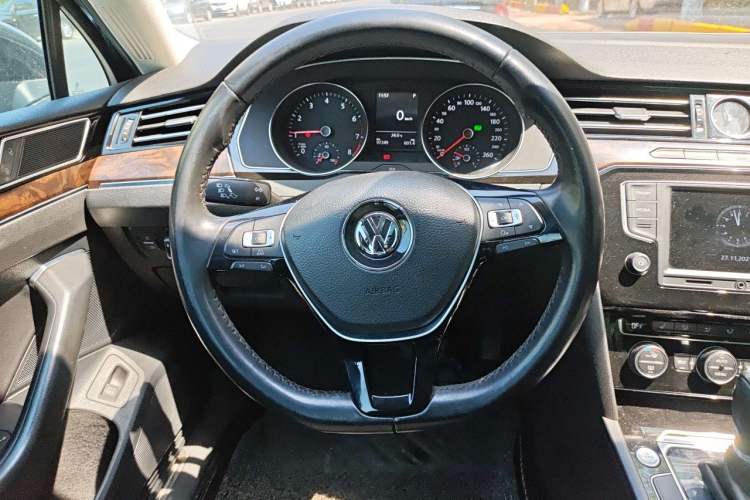Used Volkswagen Magotan 2017 330TSI DSG Luxury Model Steering Wheel