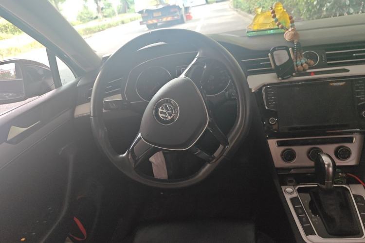 Used Volkswagen Magotan 2017 280TSI DSG Comfort Model Steering Wheel