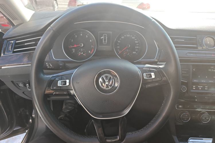 Used Volkswagen Magotan 2017 330TSI DSG Luxury Model Steering Wheel