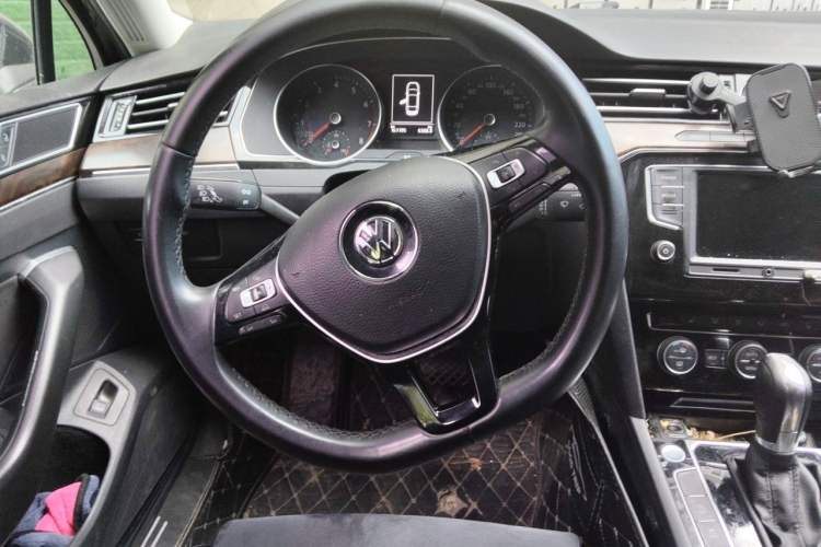 Used Volkswagen Magotan 2017 330TSI DSG Luxury Model Steering Wheel