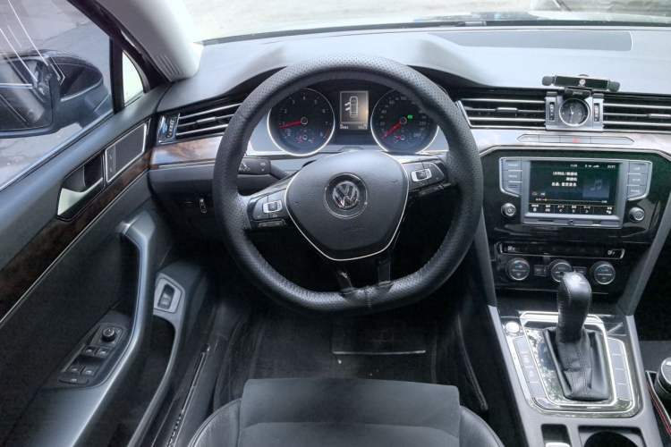 Used Volkswagen Magotan 2017 330TSI DSG Luxury Model Steering Wheel