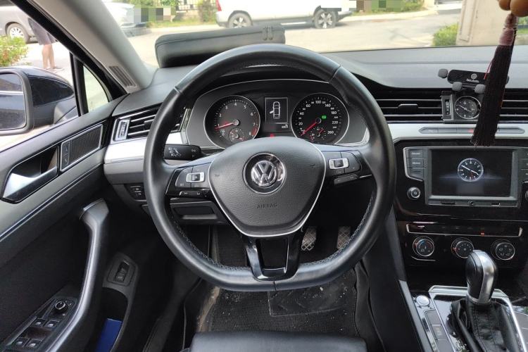 Used Volkswagen Magotan 2017 330TSI DSG Luxury Model Steering Wheel