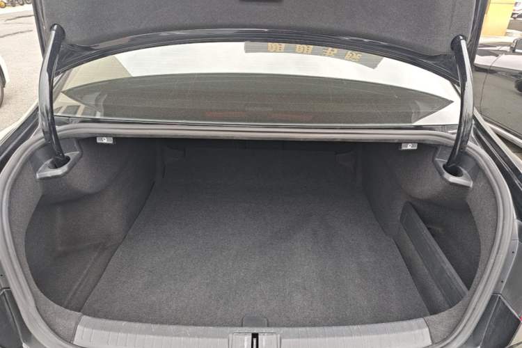 Used Volkswagen Magotan 2017 330TSI DSG Luxury Model Trunk