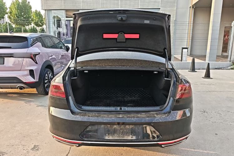 Used Volkswagen Magotan 2017 330TSI DSG Luxury Model Trunk