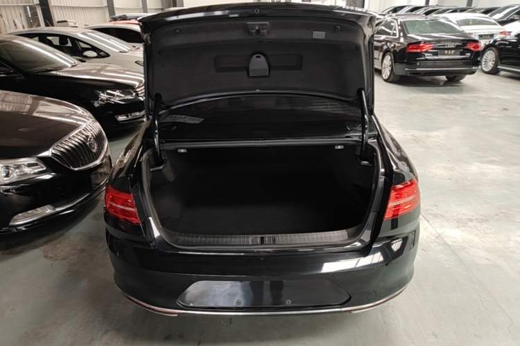 Used Volkswagen Magotan 2017 330TSI DSG Luxury Model Trunk