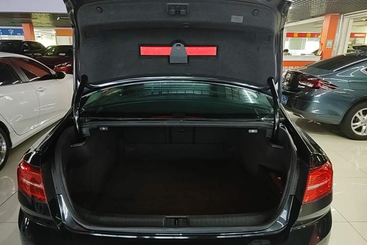 Used Volkswagen Magotan 2017 330TSI DSG Luxury Model Trunk
