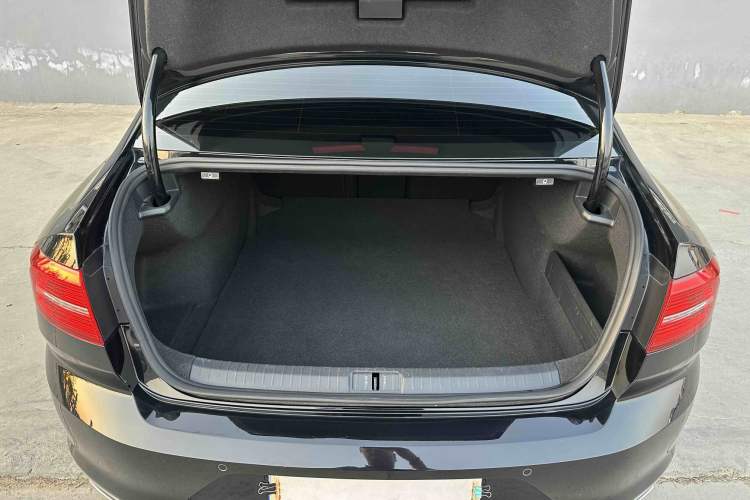 Used Volkswagen Magotan 2017 380TSI DSG Luxury Model Trunk